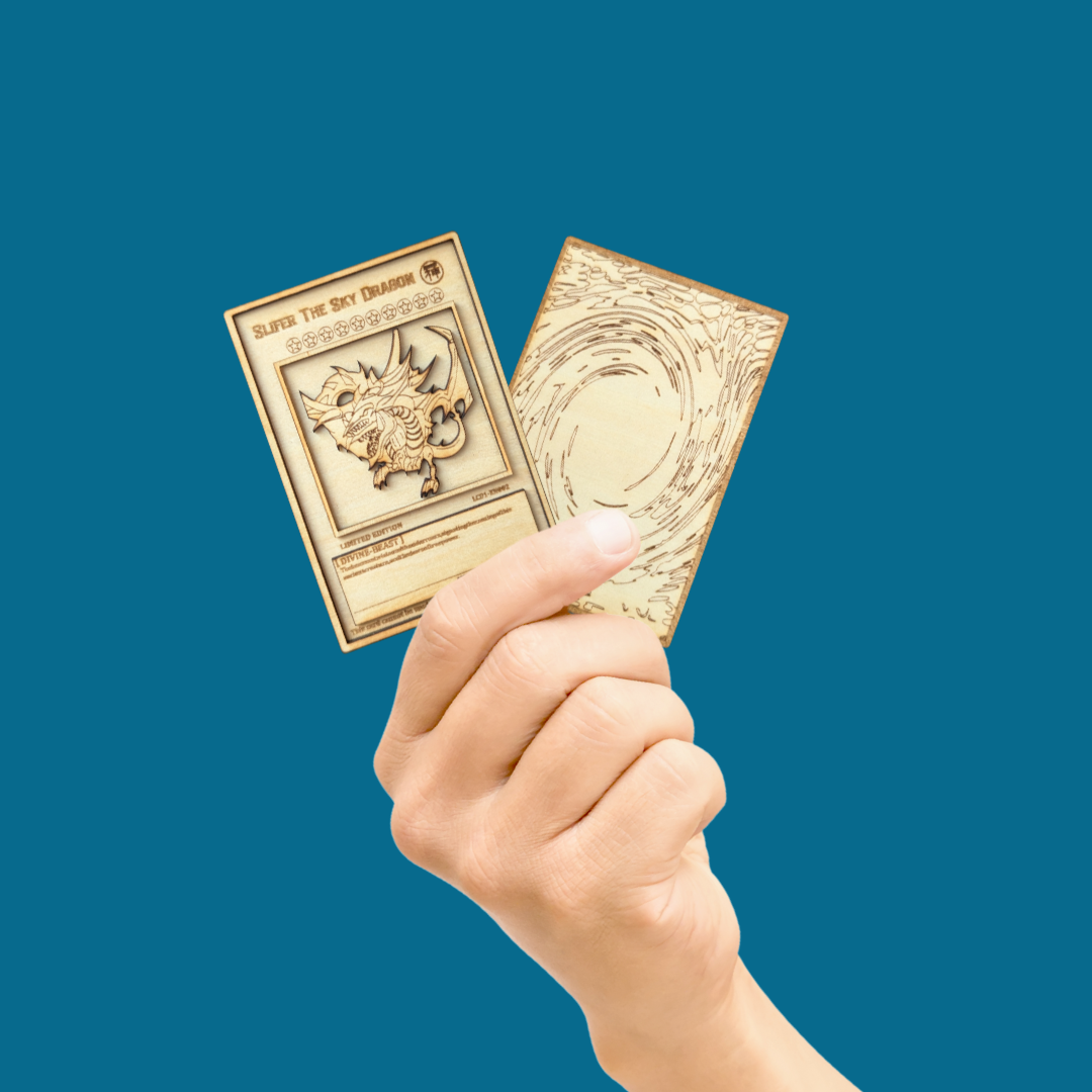 Slifer il Drago del Cielo in Legno: la Carta Yu-Gi-Oh! con Incisione Laser Multistrato ⚡️☁️