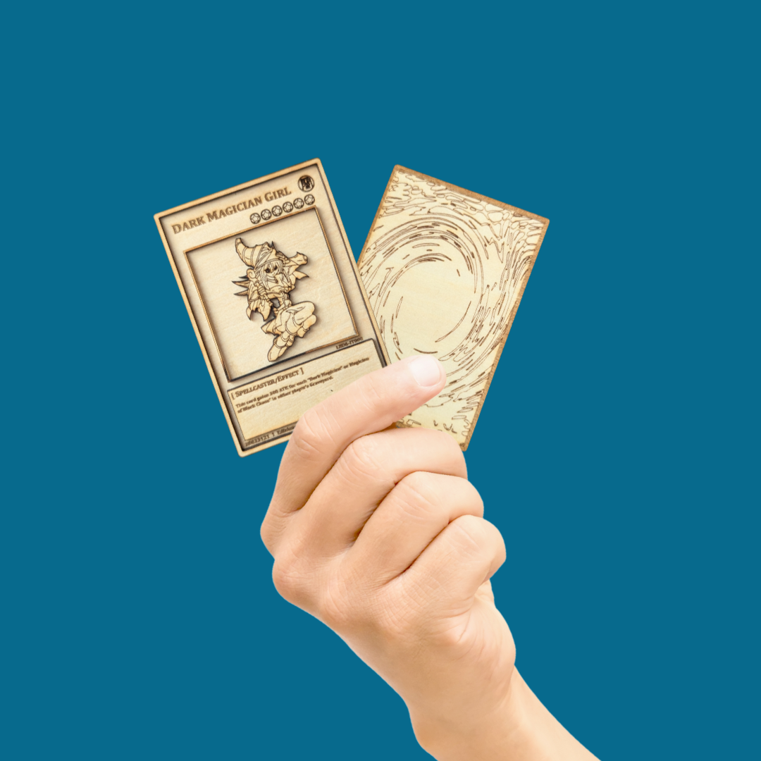 Ragazza Mago Nero in Legno: la Carta Yu-Gi-Oh! con Incisione Laser Multistrato ✨⚔️