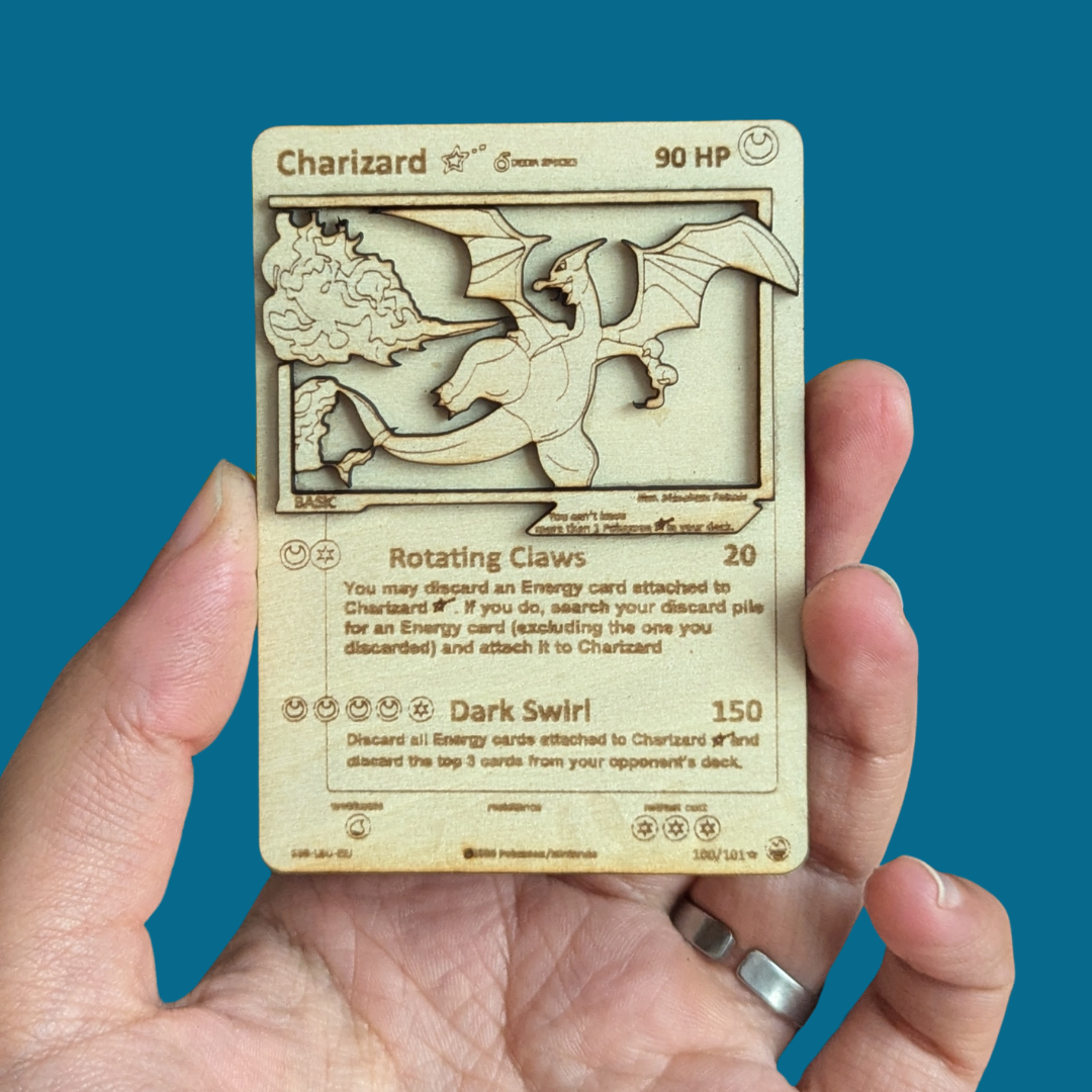 Dark Charizard in Legno: Carta Pokémon Multistrato con Incisione Laser 🔥🐉