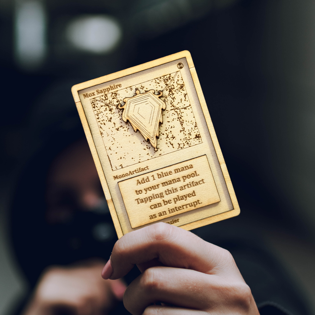 Carta Magic: The Gathering Mox Sapphire 🔵 in Legno - Incisione Laser