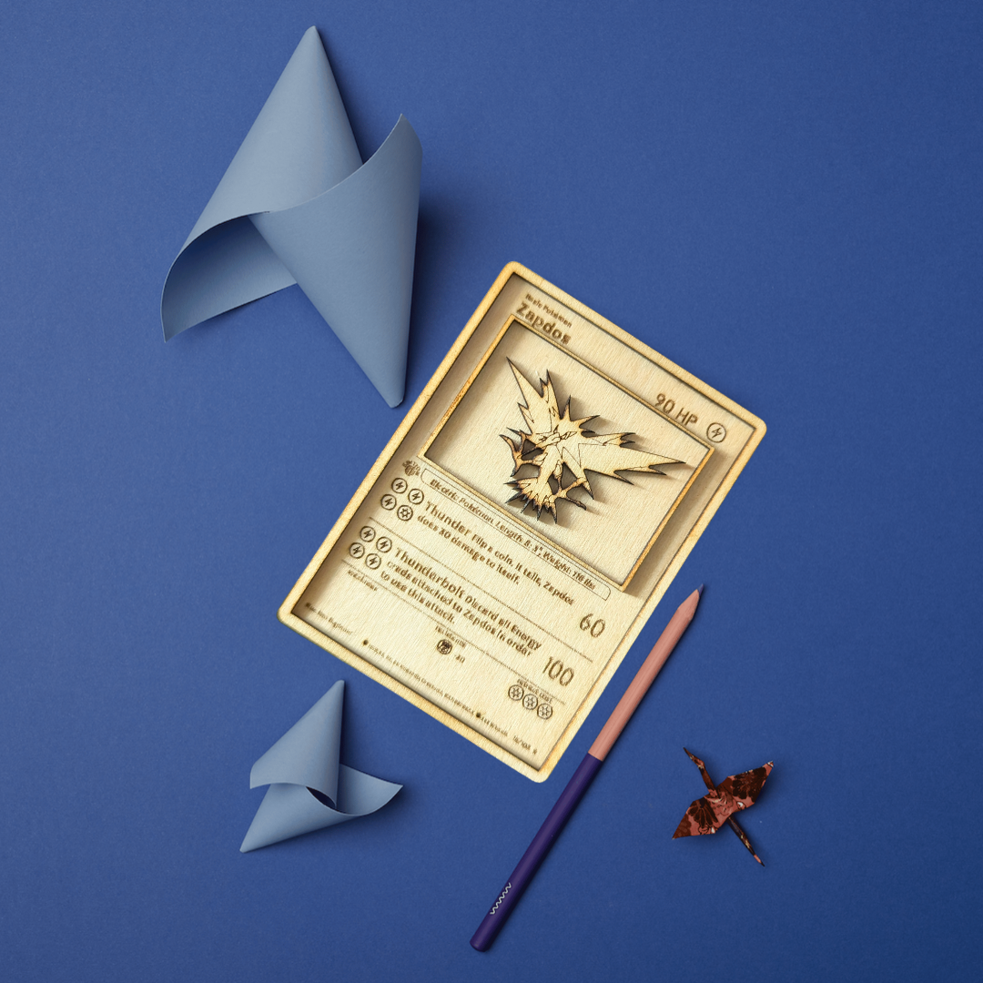 Zapdos in Legno: Carta Pokémon Leggendaria Multistrato con Incisione Laser ⚡