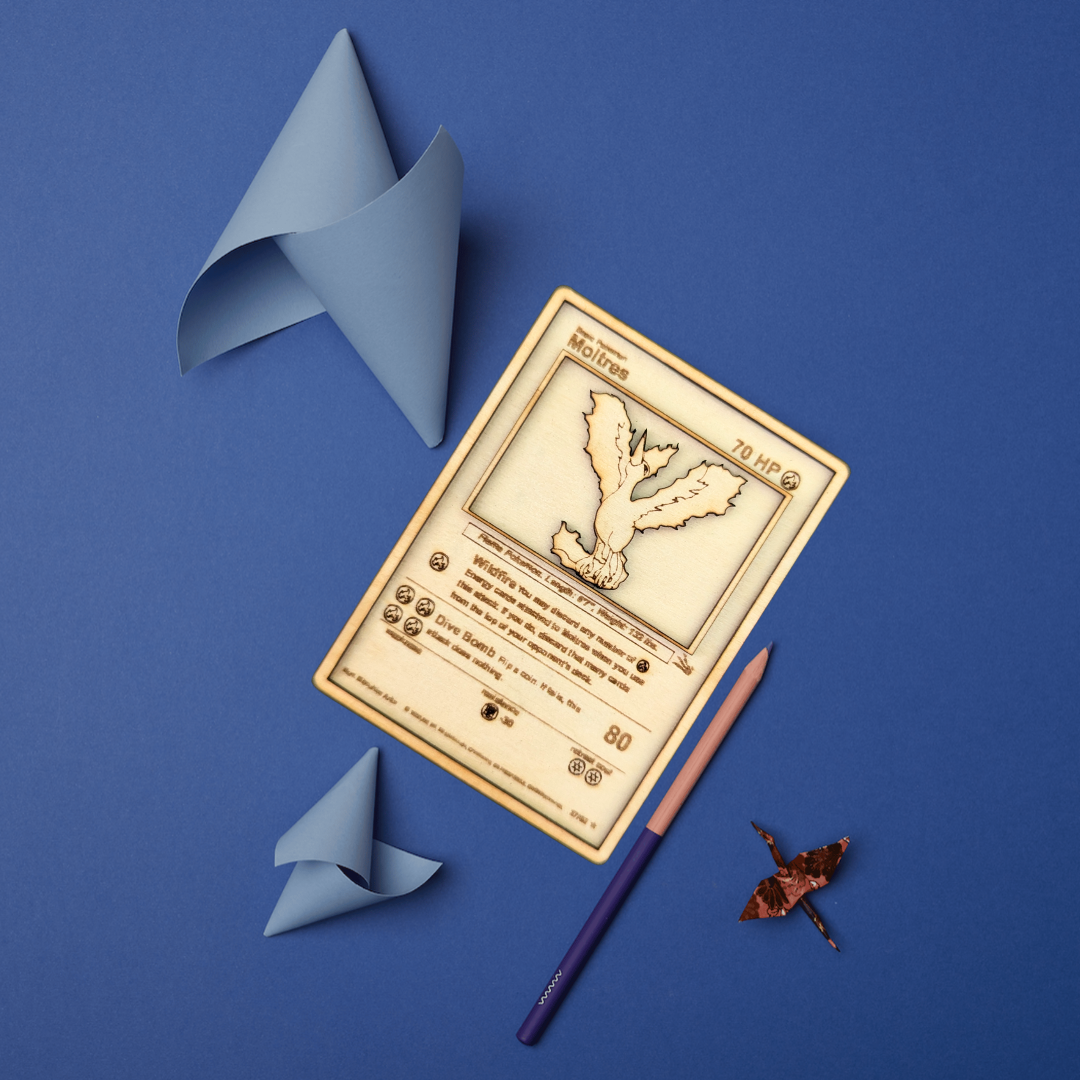 Moltres in Legno: Carta Pokémon Leggendaria Multistrato con Incisione Laser 🔥