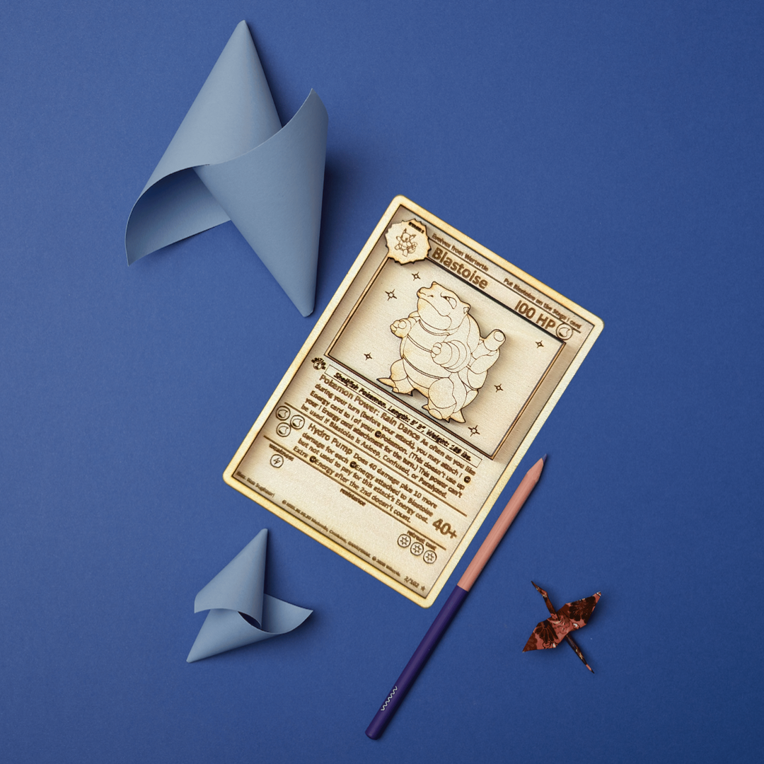 Carta Pokémon Blastoise Multistrato in Legno con Incisione Laser - Edizione da Collezione!
