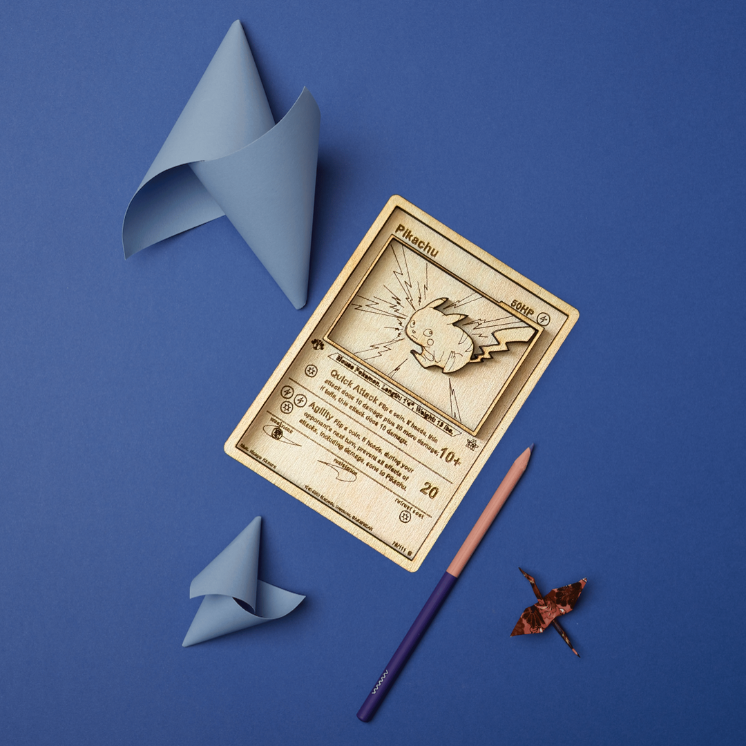 Carta Pokémon Pikachu Multistrato in Legno con Incisione Laser - Colleziona l'Iconico Pokémon! 🌟