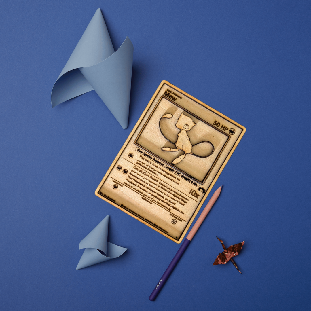 Carta Pokémon Mew Multistrato in Legno con Incisione Laser 🌀✨