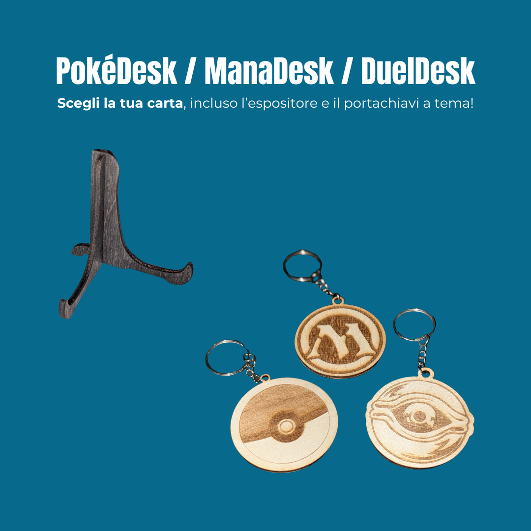 Scegli il tuo Desk: PokéDesk / ManaDesk / DuelDesk – Bundle Carta in Legno + Espositore + Portachiavi