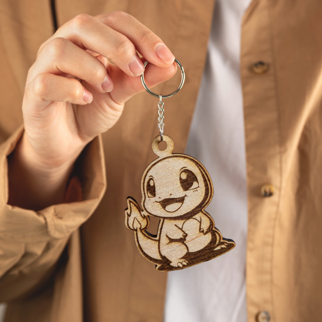 Portachiavi Pokémon Charmander Chibi 2 in Legno con Incisione Laser – Design Cute e Adorabile