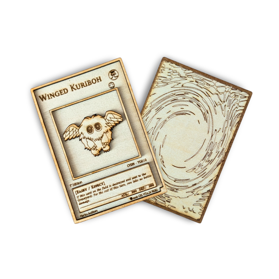 Kuriboh Alato in Legno – Carta Yu-Gi-Oh! Winged Kuriboh Multistrato con Incisione Laser 🪽✨