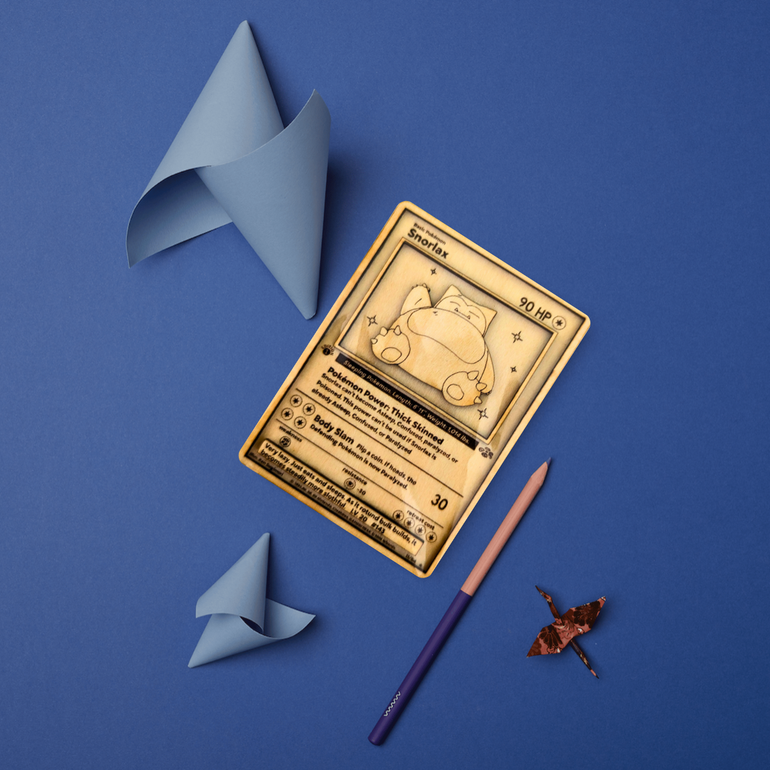 Carta Pokémon Snorlax Multistrato in Legno con Incisione Laser - Collezione Esclusiva!