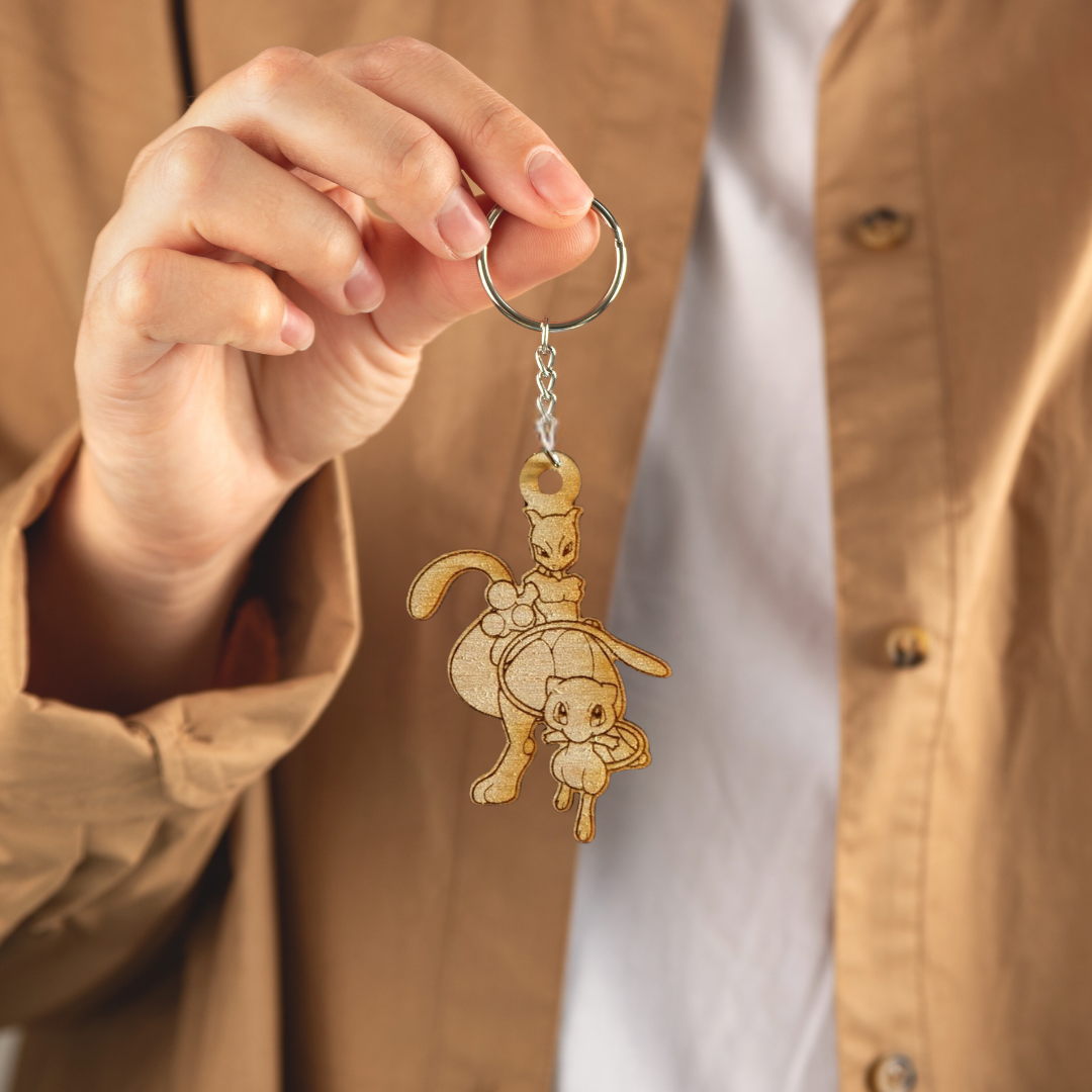 Portachiavi Pokémon Mew e Mewtwo in legno con incisione laser 🌟