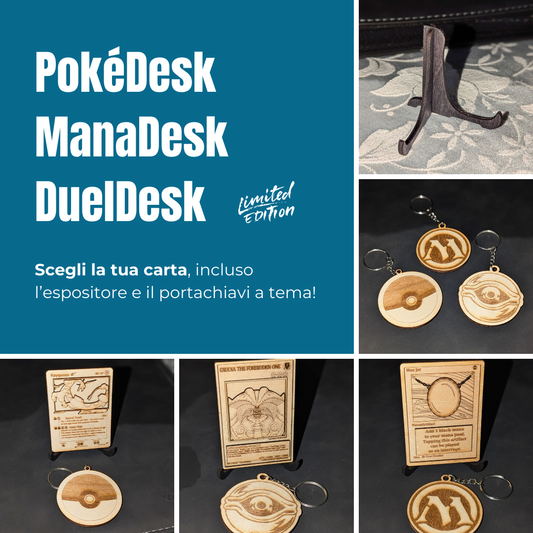 Scegli il tuo Desk: PokéDesk / ManaDesk / DuelDesk – Bundle Carta in Legno + Espositore + Portachiavi
