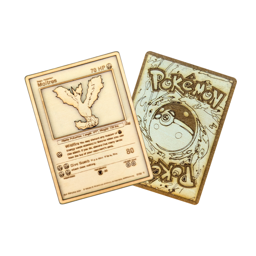 Moltres in Legno: Carta Pokémon Leggendaria Multistrato con Incisione Laser 🔥