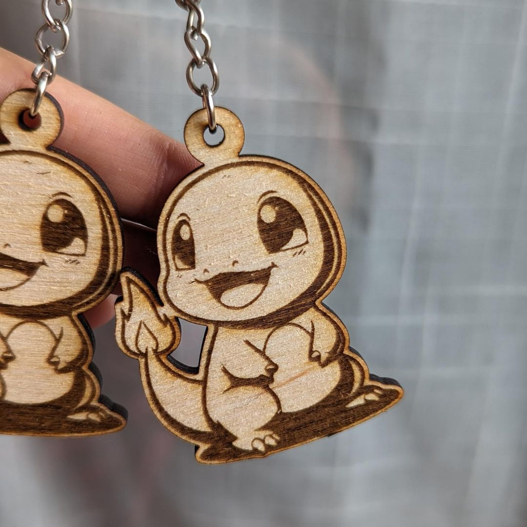 Portachiavi Pokémon Charmander Chibi 2 in Legno con Incisione Laser – Design Cute e Adorabile