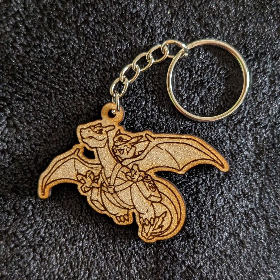 Portachiavi Pokémon Charizard e Pikachu in legno – Incisione Laser