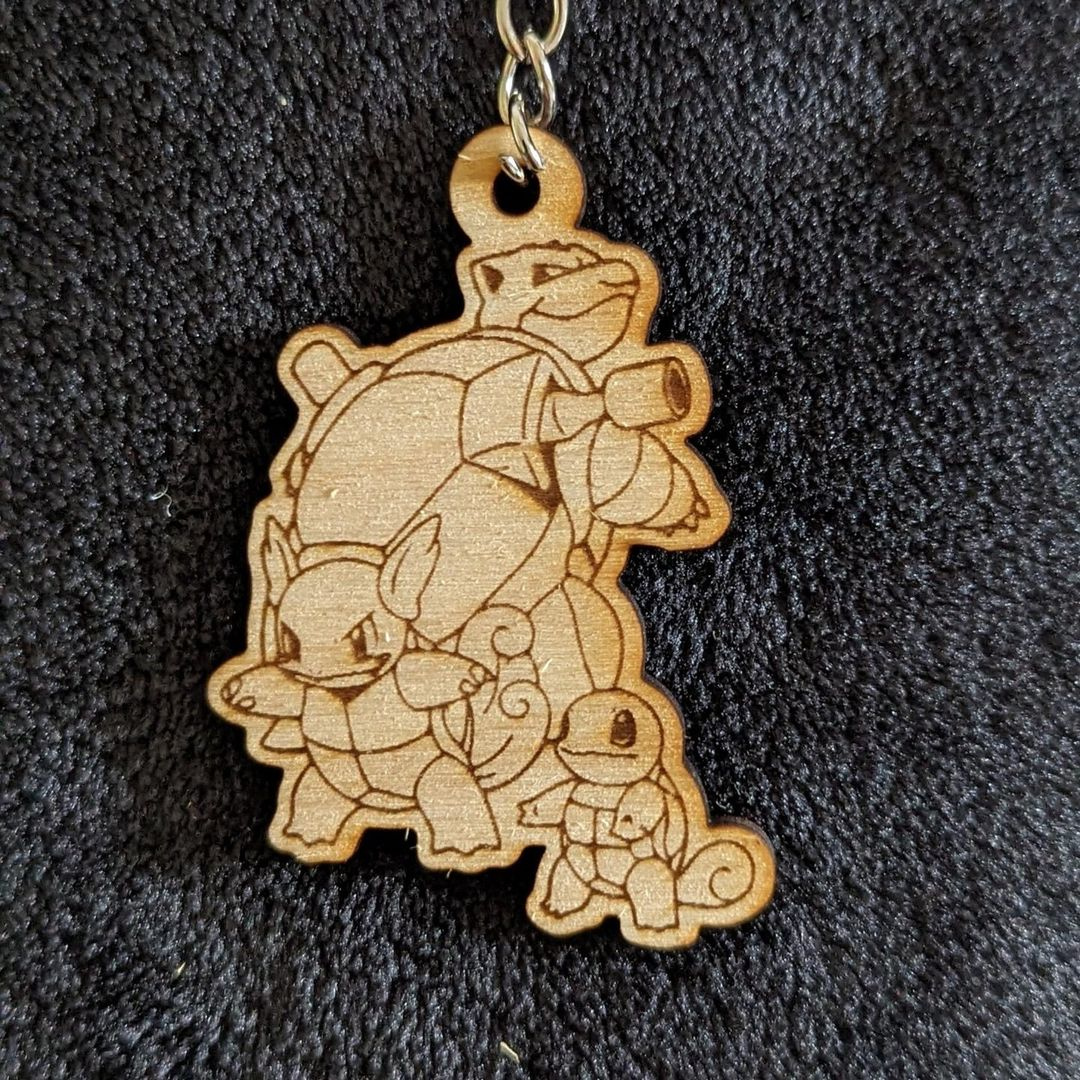 Portachiavi Pokémon evoluzioni Squirtle, Wartortle e Blastoise in legno – Incisione laser