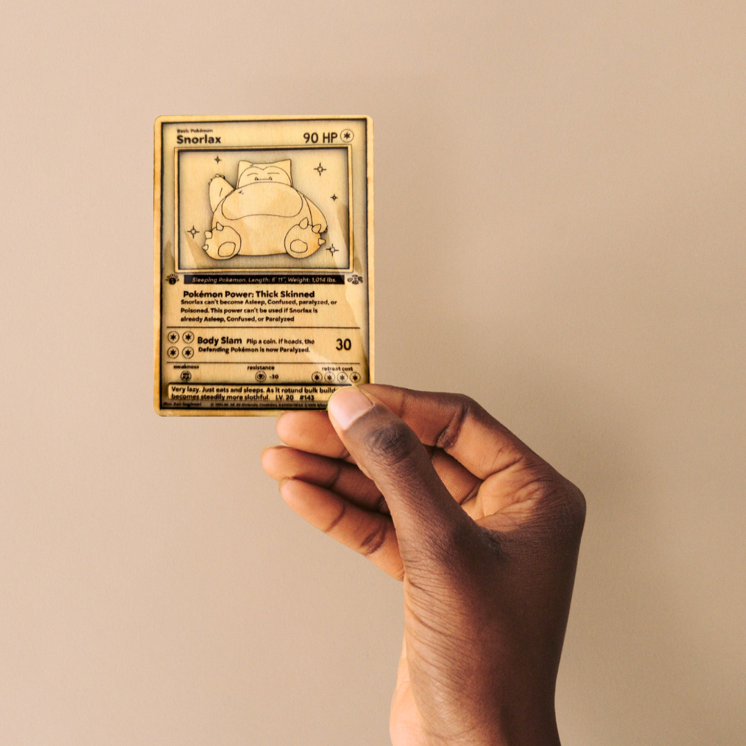Carta Pokémon Snorlax Multistrato in Legno con Incisione Laser - Collezione Esclusiva!