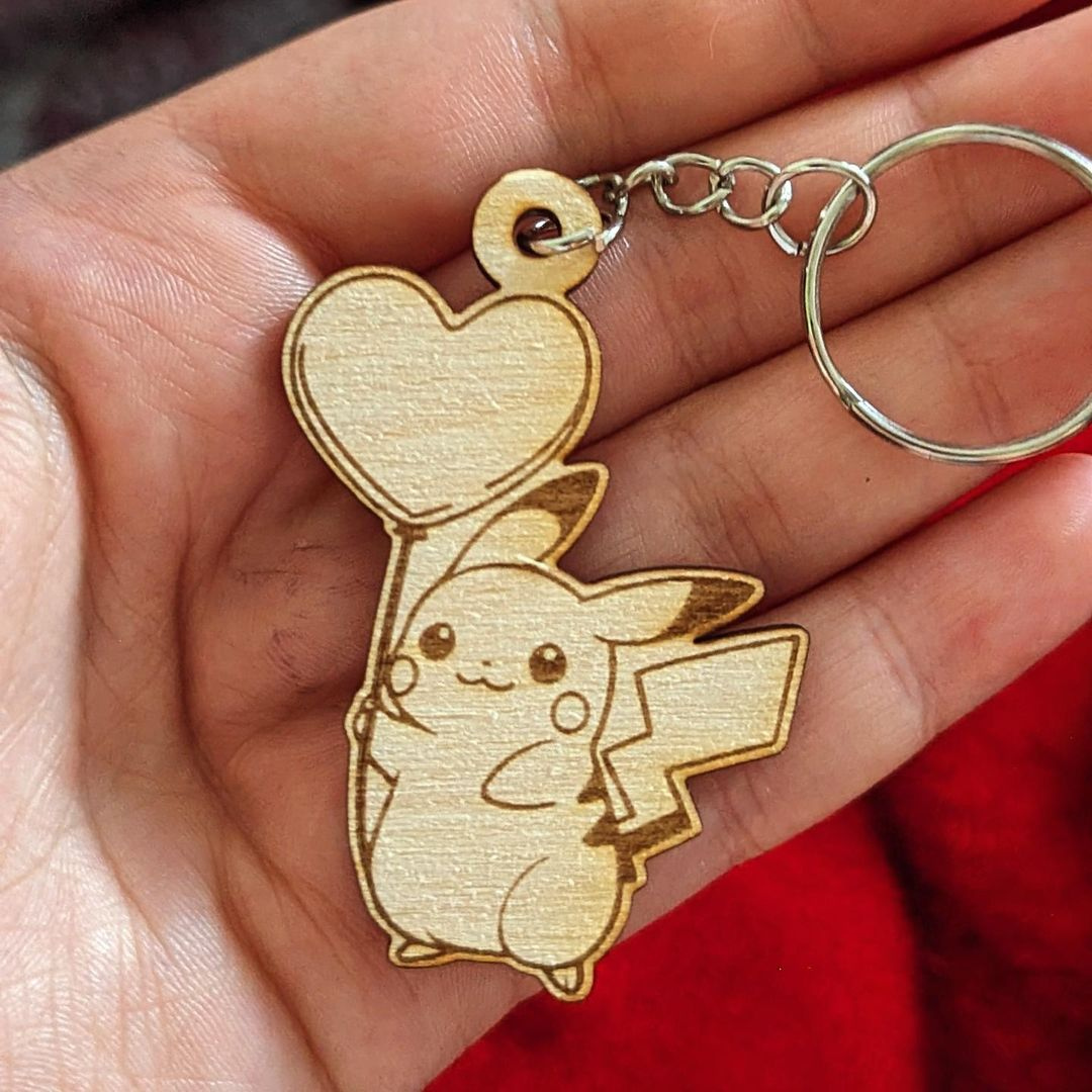 Portachiavi Pokémon Pikachu con Palloncino a Cuore in Legno - Incisione Laser
