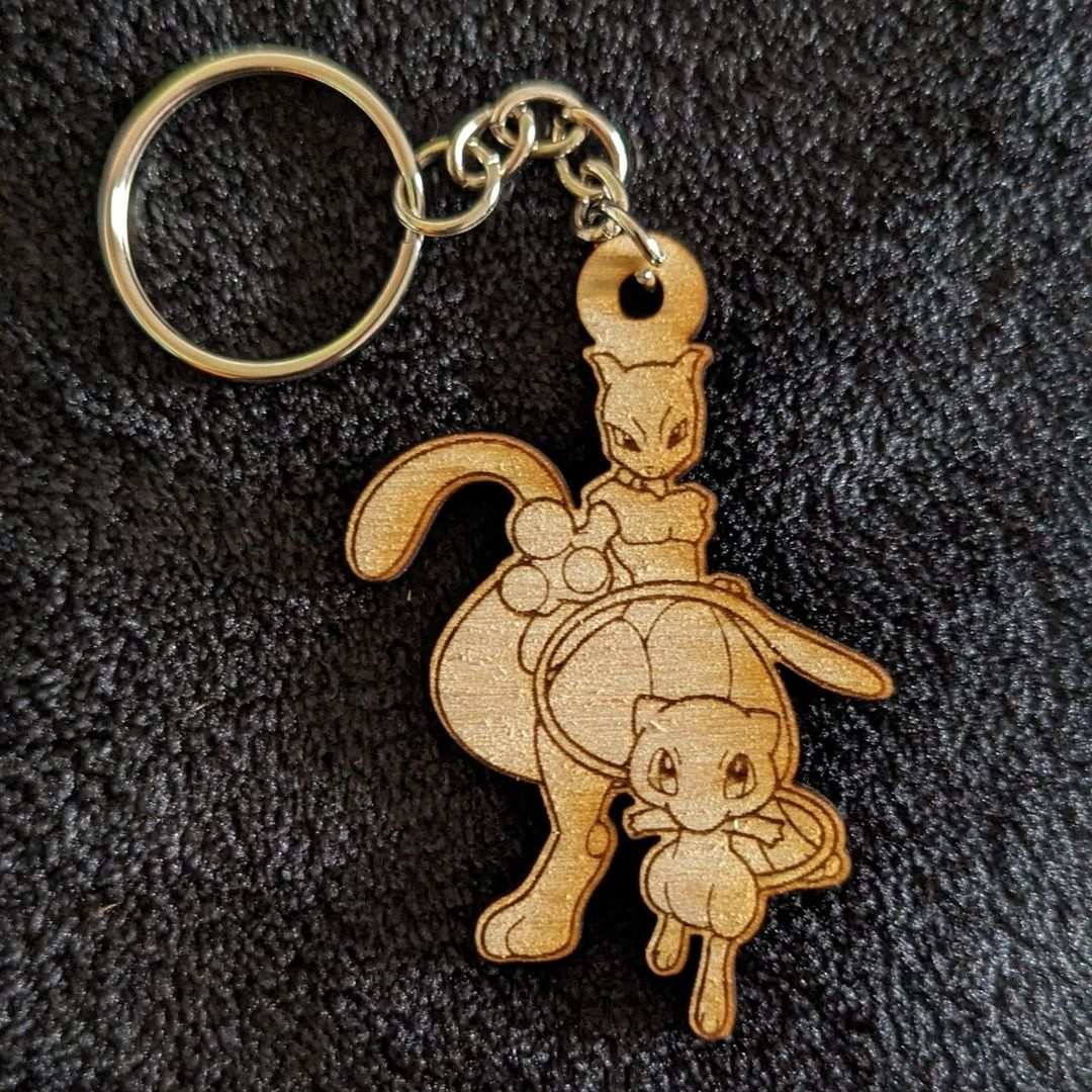 Portachiavi Pokémon Mew e Mewtwo in legno con incisione laser 🌟