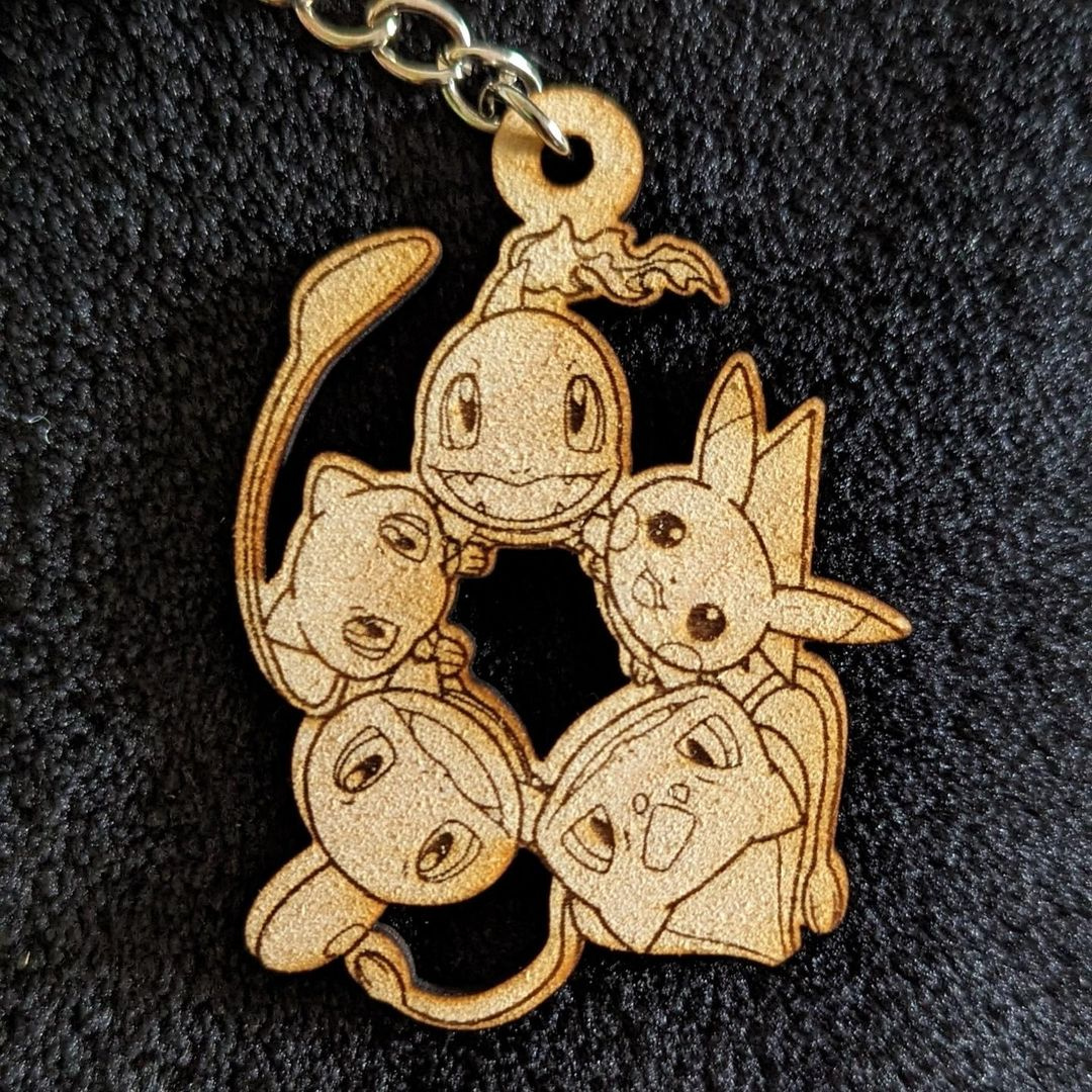 Portachiavi Pokémon Starters e Mew in Legno Incisione Laser - Charmander, Squirtle, Bulbasaur, Pikachu e Mew