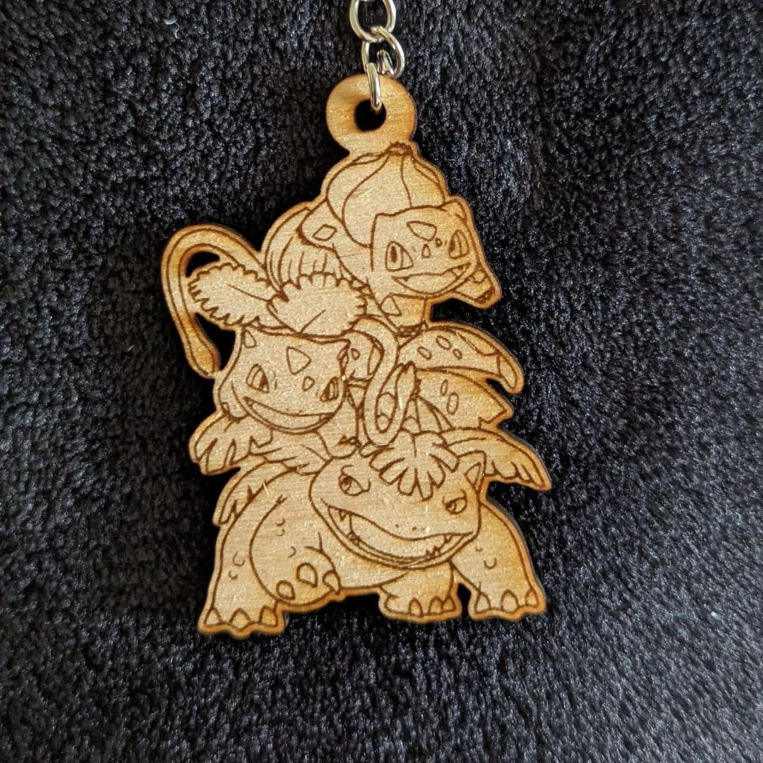 Portachiavi Pokémon Evoluzioni Bulbasaur, Ivysaur e Venusaur in Legno con Incisione Laser