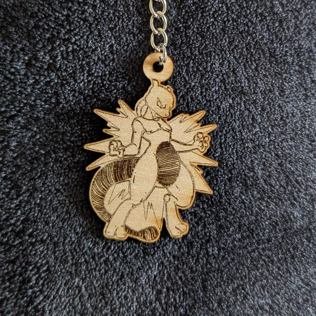 Portachiavi Pokémon Mewtwo in Legno con Incisione Laser – Perfetto per Collezionisti e Fan!