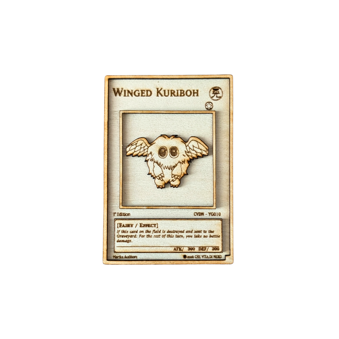 Kuriboh Alato in Legno – Carta Yu-Gi-Oh! Winged Kuriboh Multistrato con Incisione Laser 🪽✨
