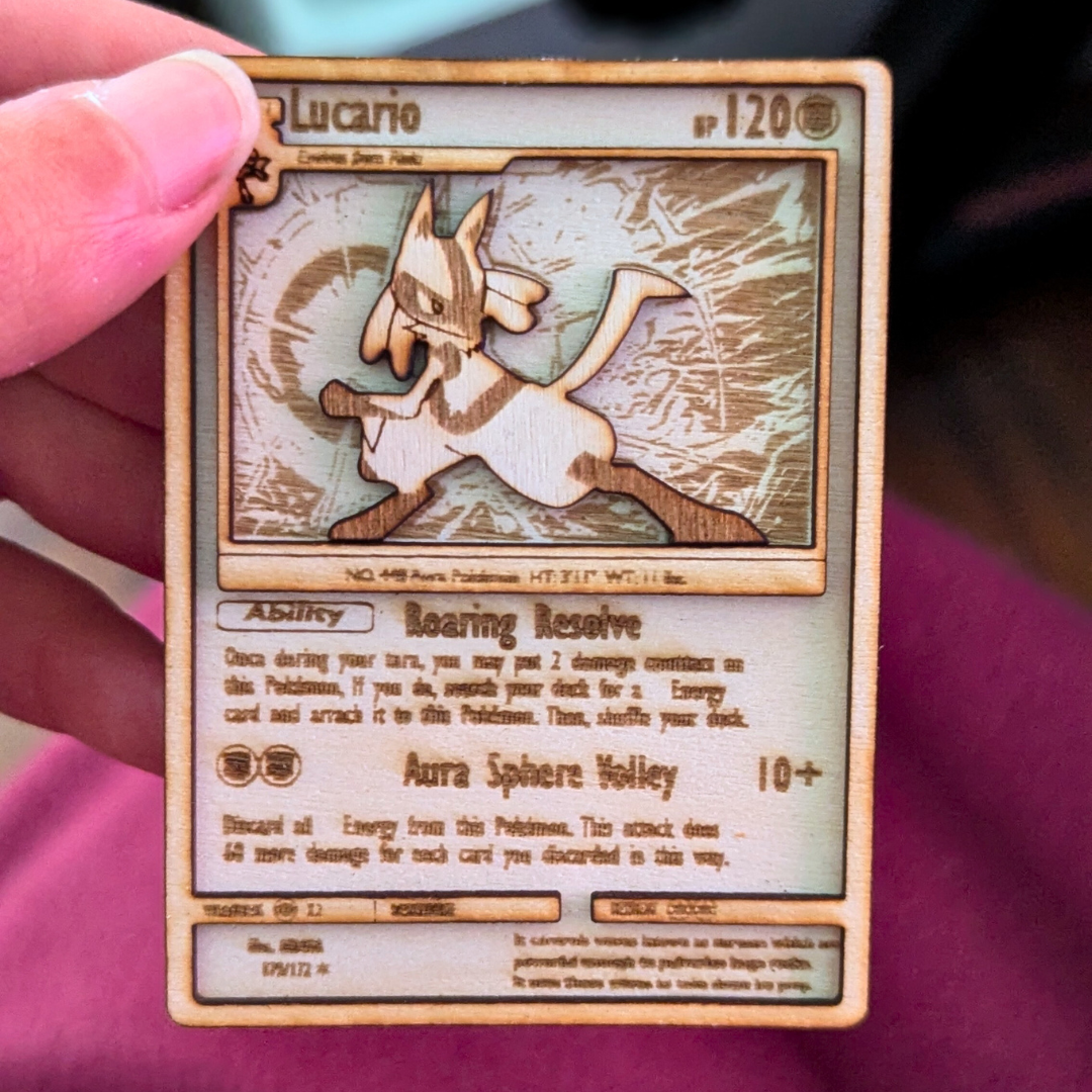 Lucario in Legno: Carta Pokémon Multistrato con Incisione Laser 🥊🌲