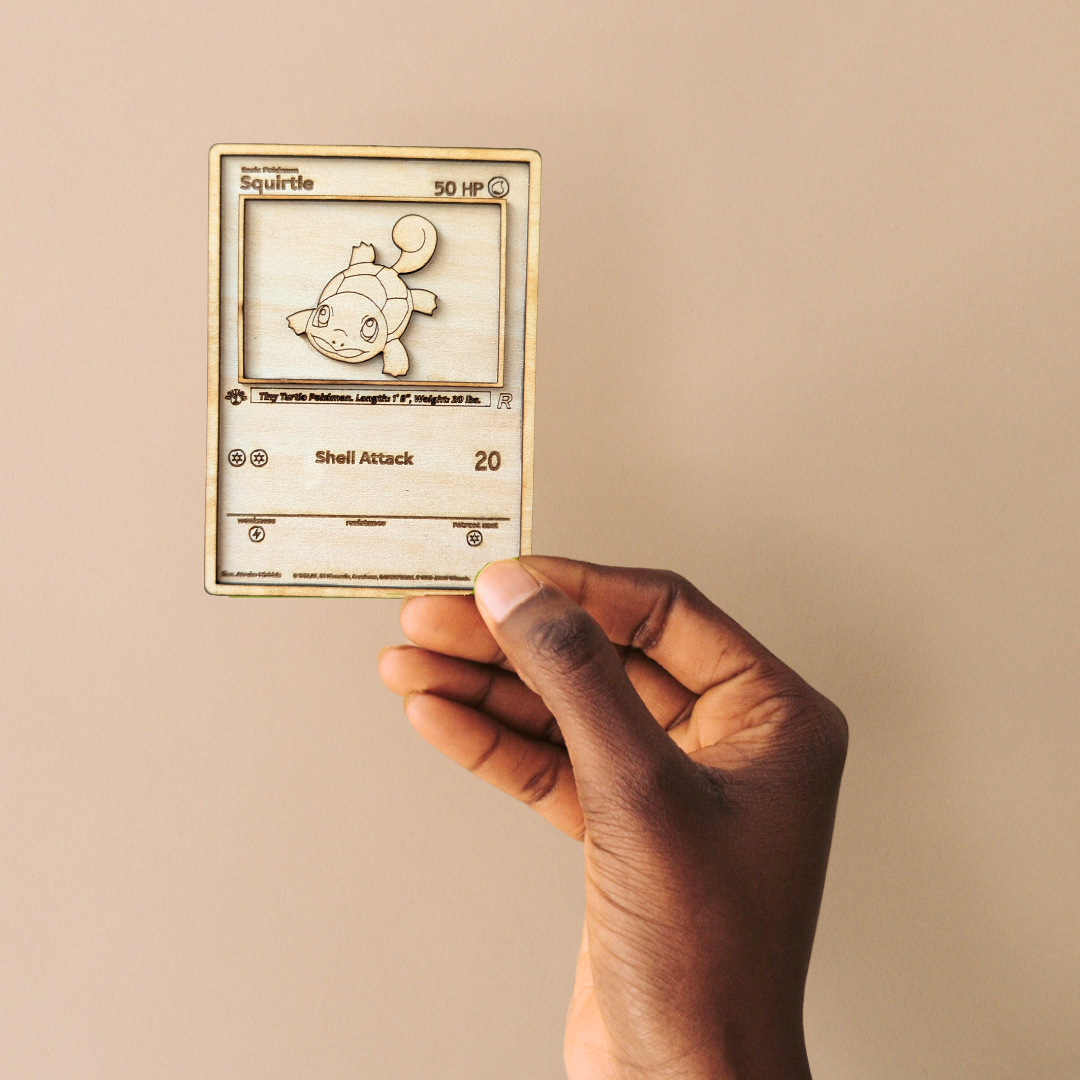 Squirtle in Legno: Carta Pokémon Multistrato con Incisione Laser di Precisione 🐢💧