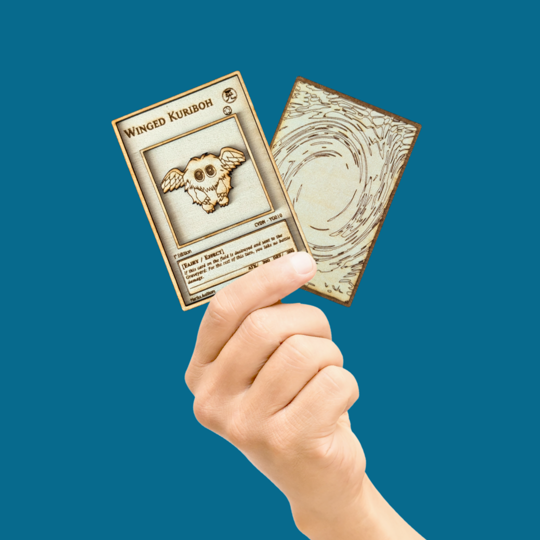 Kuriboh Alato in Legno – Carta Yu-Gi-Oh! Winged Kuriboh Multistrato con Incisione Laser 🪽✨