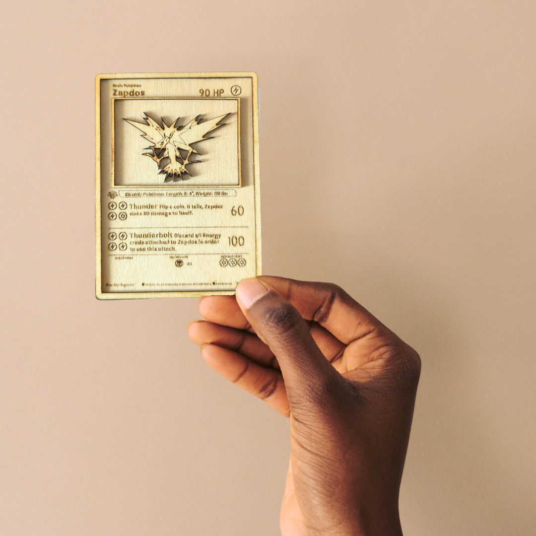 Zapdos in Legno: Carta Pokémon Leggendaria Multistrato con Incisione Laser ⚡