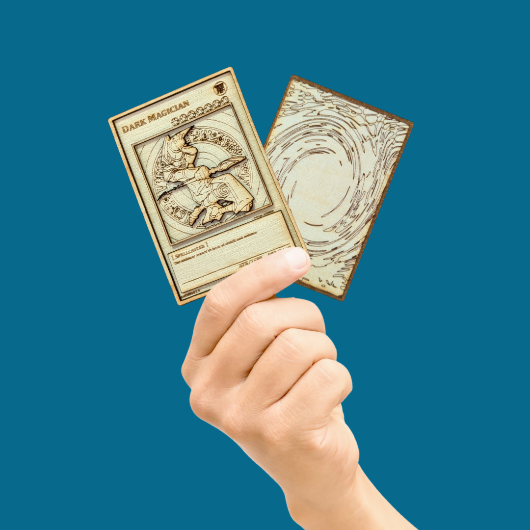 Mago Nero in Legno: la Carta Yu-Gi-Oh! con Incisione Laser Multistrato 🪄✨