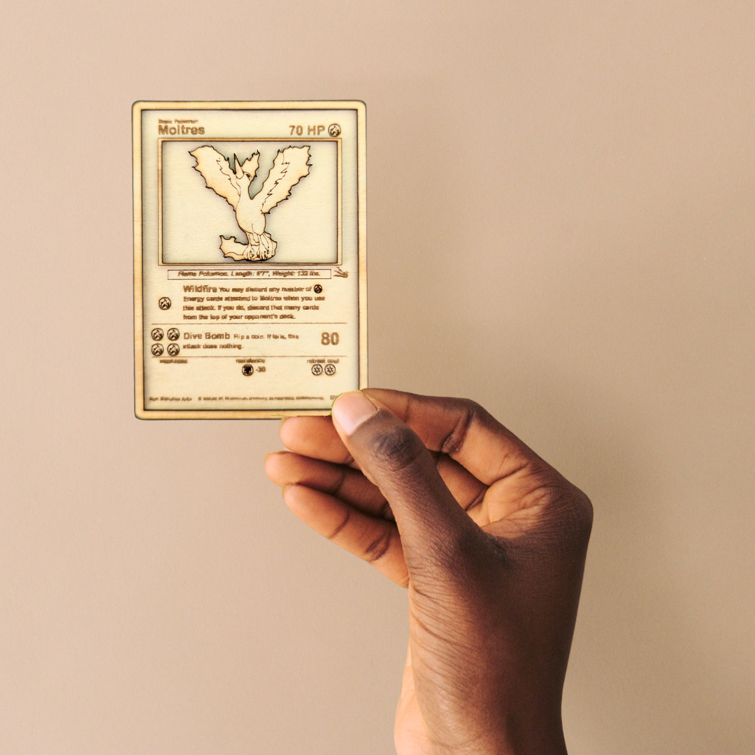 Moltres in Legno: Carta Pokémon Leggendaria Multistrato con Incisione Laser 🔥
